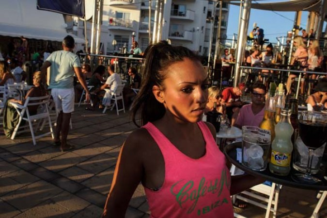 Recorre el ambiente de playa, rumba y diversión en la pequeña isla española de Ibiza…