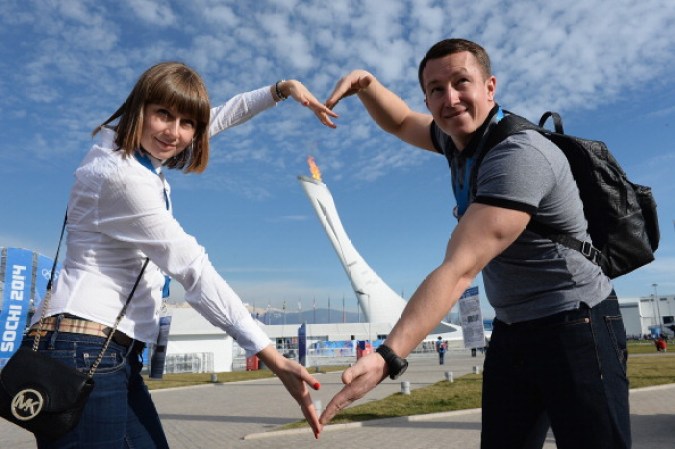 Una pareja celebra el dia de los enamorados durante los juegos olímpicos en Sochi, Rusia.