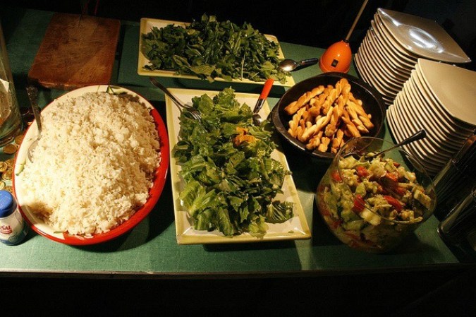 12. Gastronomía. La cocina de Puerto Rico tiene grandes similitudes con las de España, Cuba y México, aunque es complementada con los ingredientes típicos de la región, como son el cacao, la yuca, plátano verde y la papaya. Los platillos que son más servidos en las distintas fiestas de la “Isla del Encanto” son el mofongo, el sancocho, el arroz con gandules y sofrito puertorriqueño.