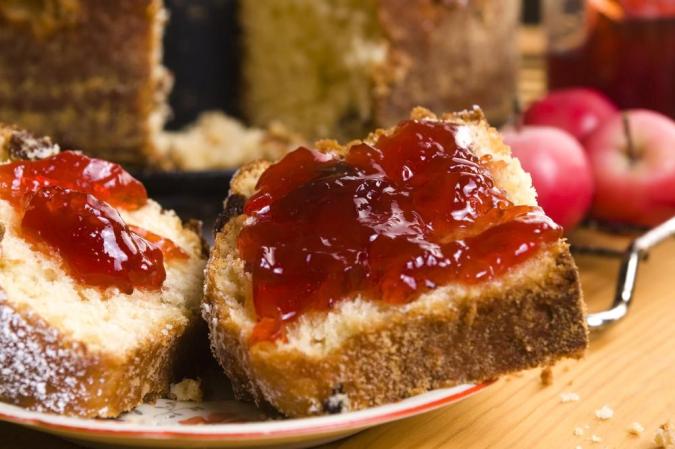 Ponceau 4R (E-124). Colorante sintético rojo, prohibido en algunos países. Se usa en pan, mermeladas de fresa, sopas instantáneas, cerezas, helados, dulces, salami y chorizo.