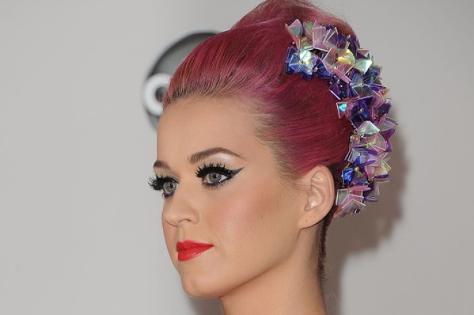 Aquí la vemos en la alfombra roja de los American Music Awards el 20 de noviembre de 2011, con un bellísimo recogido y su cabello color fucsia, con un importate detalle de piedras como tocado.