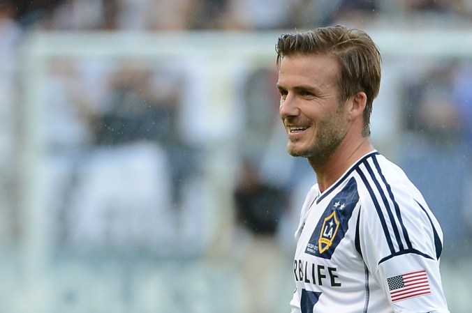 El futbolista inglés David Beckham estrena botines en cada partido y… ¡ropa interior de la marca Armani!
