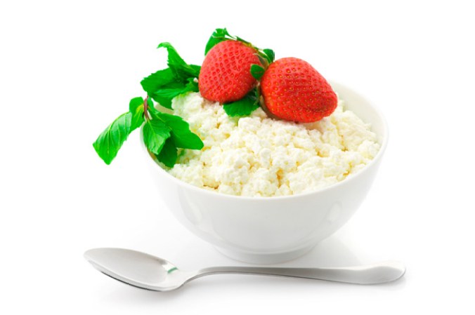 Te ayuda a sentirte llena por más tiempo gracias a la caseína y la proteína que contiene. Excelente para acompañar vegetales, o mezclado con fruta y almendras es un postre delicioso.
