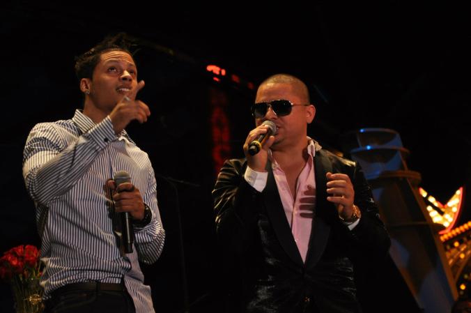 El cantante sorprendió a umás de diez mil asistentes con un nuevo tema al ritmo de bachata con ex-integrantes del grupo Aventura, Max y Lenny quienes ahora conforman Vena.