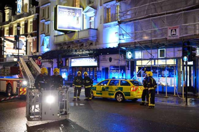 Pesadilla en Londres por el derrumbe del techo de un teatro.