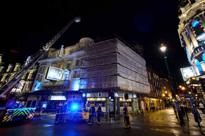 Pesadilla en Londres por el derrumbe del techo de un teatro.