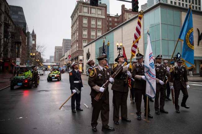 El gobernador Deval Patrick, el alcalde Martin Walsh y el cardenal de Boston Sean O'Malley fueron algunos de los asistentes a la ceremonia solemne celebrada bajo una lluvia ligera en medio de la música de gaitas. O'Malley pronunció una oración.