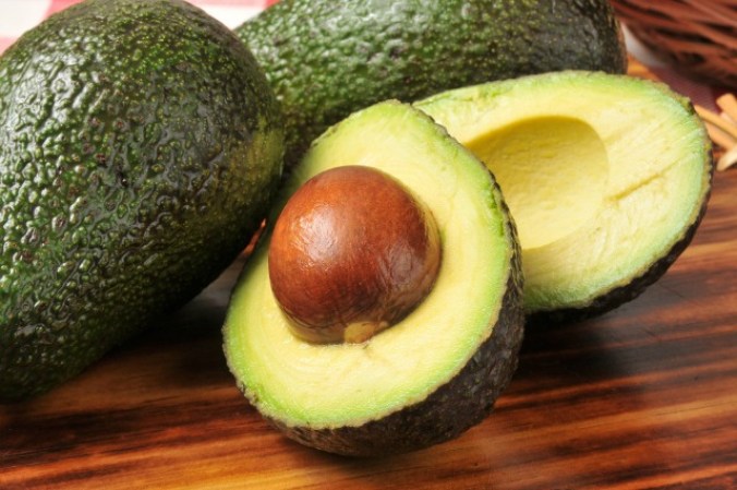 1. Aguacates: Este fruto de suave consistencia posee una gran cantidad de grasas saludables que ayudan a suprimir el apetito, además no aumentan el nivel de azúcar en la sangre y toma un máximo de seis horas digerirlos por completo.