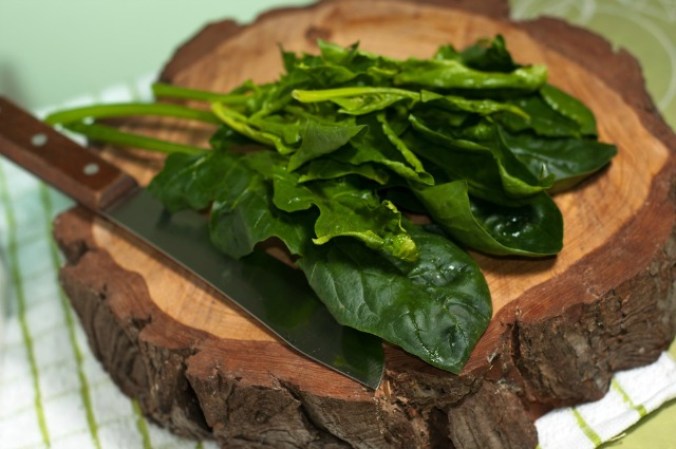9. Espinacas: Como la mayoría de los vegetales, se puede comer una gran cantidad de ellas sin consumir muchas calorías. Además son altas en hierro, que ayuda a mantener los niveles de energía y, al llevar oxígeno a la sangre, contribuye a la quema de grasa.