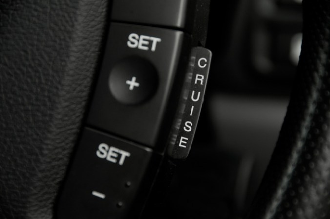 Usa el control de crucero del automóvil, altas velocidades gasta hasta 15% del combustible.
