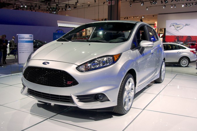 Ford Fiesta: El Fiesta es la vanguardia de una nueva tendencia en autos chicos. Es pequeño, su motor de 4 cilindros y 1.6 litros entrega solo 120 caballos mientras que la economía de combustible se eleva hasta las 29 mpg en ciudad y 38 en carreteras.