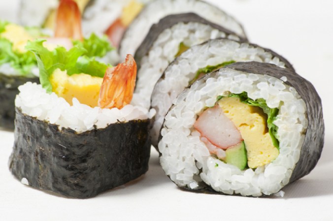 Sushi.<br />Los rollitos con mayonesa picante, queso crema o fritos al 'tempura' suman calorías y grasa. Además la salsa de soya tiene muchísimo sodio. Consejo: pide salsa de soya 'light' y arroz integral.