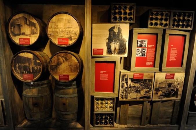 Barriles de licor, botellas y fotografías antiguas, todo ello parte de una era pasada que ahora vuelve a la vida en Las Vegas.