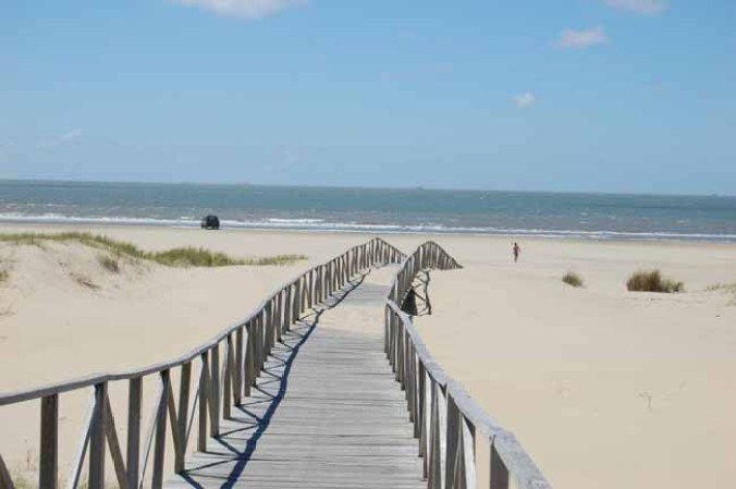 Brasil es conocido por su ritmo y sus bellas mujeres, pero también por la belleza de playas como Praia do Cassino, en Río Grande, de 254 kms.