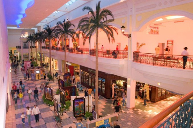 También es un lugar idóneo para ir de compras. Si se tiene un poco de dinero para gastar, el centro comercial Plaza Las Américas (o sólo "Plaza", como le llaman los boricuas) es una de las opciones favoritas.