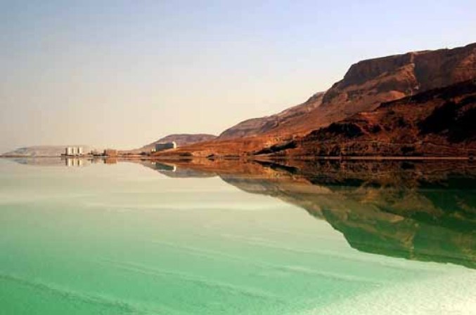 El mar muerto, Jordania.<br /><br />El súper salado y terapéutico fenómeno, ha encogido un tercio en las últimas cuatro décadas.