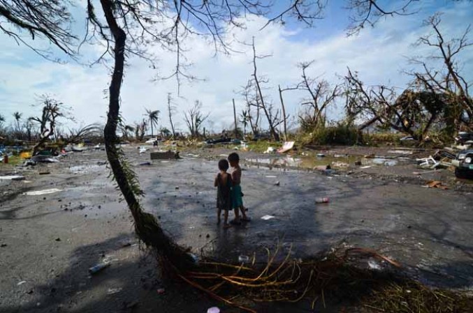 El jefe de la policía regional Elmer Soria dijo que fue informado por el gobernador de la provincia de Leyte, Dominic Petilla, la noche del sábado, y dijo que había unos 10,000 muertos en la isla, la mayoría por ahogamiento y por el derrumbe de inmuebles.