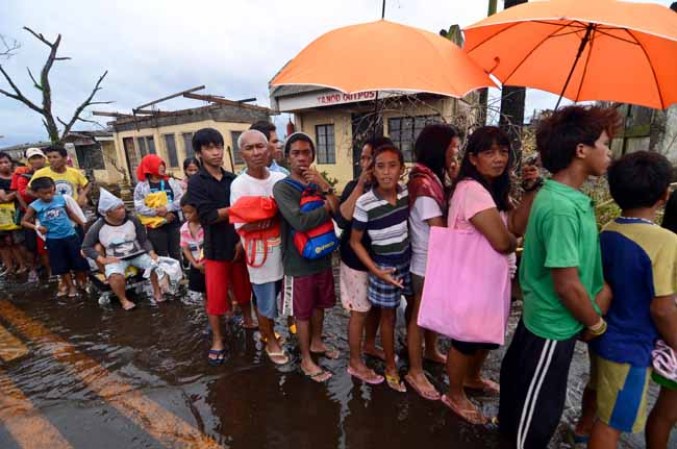 Tras la tragedia, Filipinas intenta levantarse pidiendo ayuda desesperadamente.