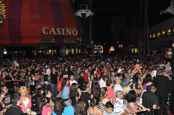 Otra toma con el espectacular público que se dio cita en la Freemont Street Experience.