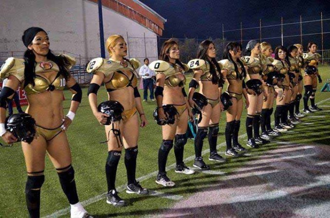 La liga Iberoamericana de Fútbol (LIBF) se ha convertido en todo un fenómeno mediático en México, donde el fútbol americano es jugado por mujeres en bikini.