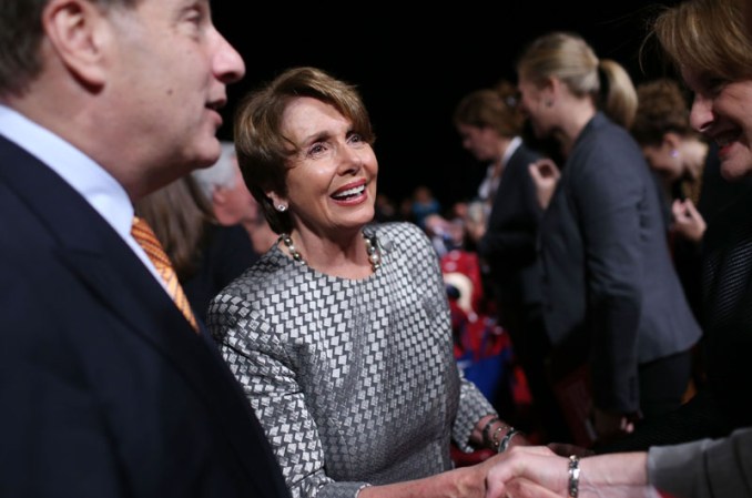 Nancy Pelosi, ex presidenta de la Cámara de Representantes, primera mujer en ocupar dicho cargo, también estuvo entre los asistentes.