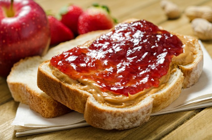 Jaleas o mermeladas.<br />Además de la fructosa natural de las frutas, las mermeladas tienen mucha azúcar añadida y tienen una mezcla de diferentes tipos de endulzantes y además, azúcar. Así que hasta las que son light tienen mucha azúcar escondida.