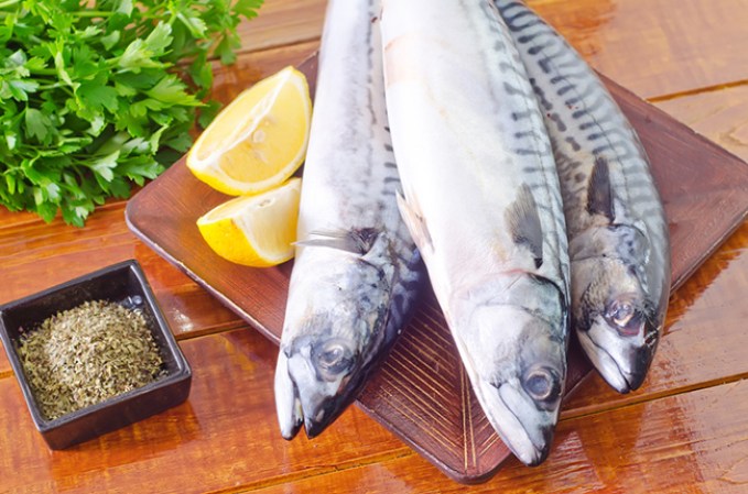 Come pescado azul (arenque, atún) dos o tres veces a la semana. Es rico en ácidos grasos Omega- 3, nutrientes esenciales que tu organismo requiere, pero que no genera por sí mismo