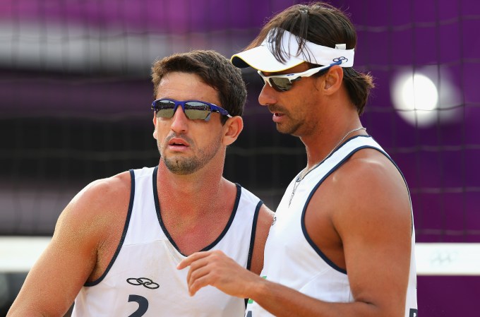 DIA 3: Pedro Cunha y Ricardo Santos de Brasil durante el partido de voley playa ante Gran Bretaña.