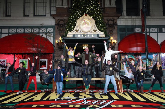 Varios artistas y acróbatas llenaron de vida el octogésimo sexto aniversario del Desfile de Acción de Gracias en Herald Square, Nueva York.