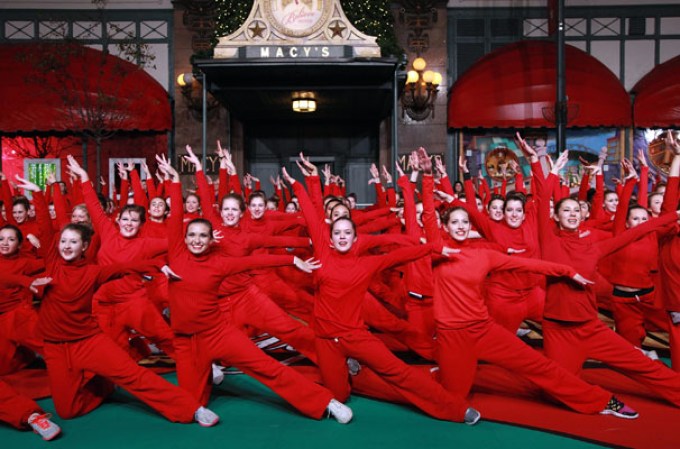 Varios artistas y acróbatas llenaron de vida el octogésimo sexto aniversario del Desfile de Acción de Gracias en Herald Square, Nueva York.
