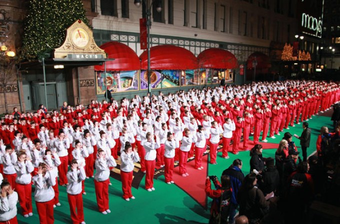 Varios artistas y acróbatas llenaron de vida el octogésimo sexto aniversario del Desfile de Acción de Gracias en Herald Square, Nueva York.