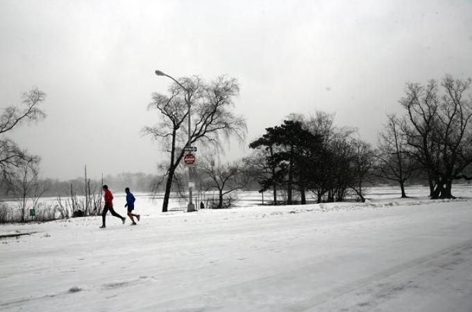Una poderosa tormenta de nieve afecta al noroeste del país, dejando al área tri estatal de Nueva York cubierta de hielo.