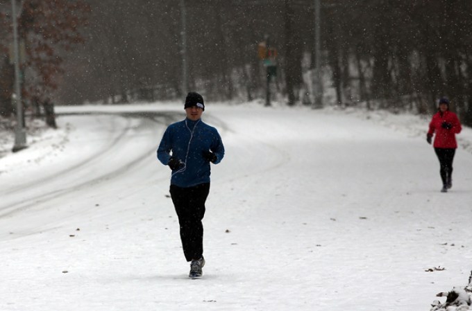Una poderosa tormenta de nieve afecta al noroeste del país, dejando al área tri estatal de Nueva York cubierta de hielo.
