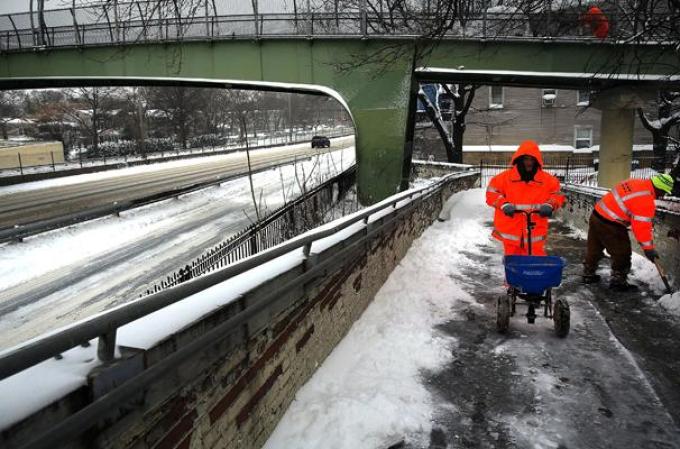 Una poderosa tormenta de nieve toca al noroeste del país, dejando al área tri estatal de Nueva York cubierta de hielo.