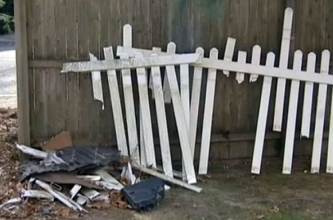La reja de seguridad quedó totalmente destruida.