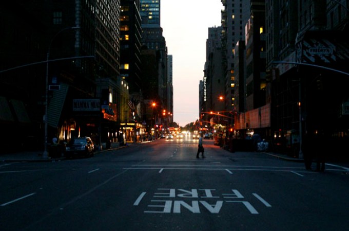 La ciudad de Nueva York recordó el apagón masivo que dejó a la capital del mundo a oscuras en el 2003, causando pánico y un caos masivo.