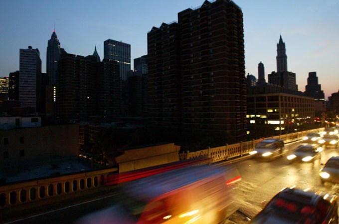 La ciudad de Nueva York recordó el apagón masivo que dejó a la capital del mundo a oscuras en el 2003, causando pánico y un caos masivo.