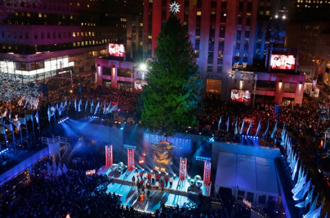 El calor de la navidad se dejó sentir en la Plaza Rockefeller de Nueva York, luego de que miles presenciaran el gran fiestón en la encendida del árbol navideño 2013.