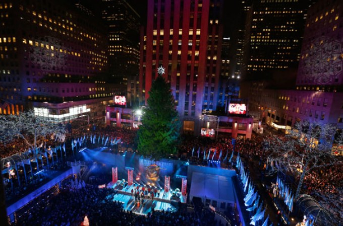El calor de la navidad se dejó sentir en la Plaza Rockefeller de Nueva York, luego de que miles presenciaran el gran fiestón en la encendida del árbol navideño 2013.