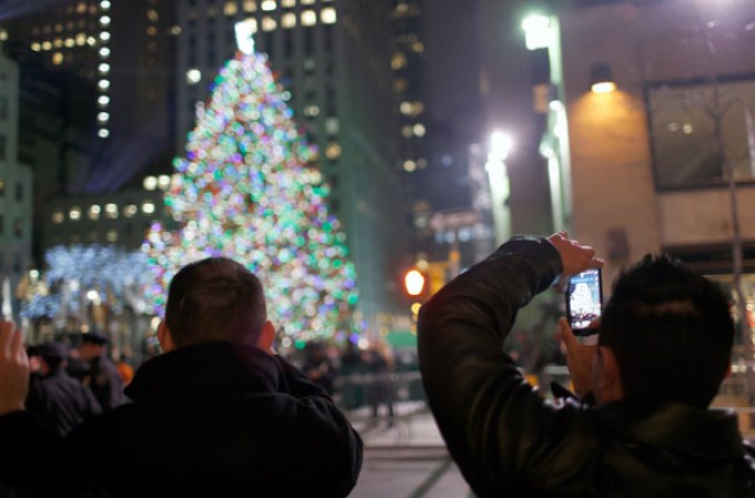 El calor de la navidad se dejó sentir en la Plaza Rockefeller de Nueva York, luego de que miles presenciaran el gran fiestón en la encendida del árbol navideño 2013.