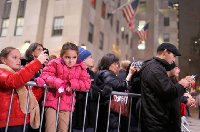 El calor de la navidad se dejó sentir en la Plaza Rockefeller de Nueva York, luego de que miles presenciaran el gran fiestón en la encendida del árbol navideño 2013.