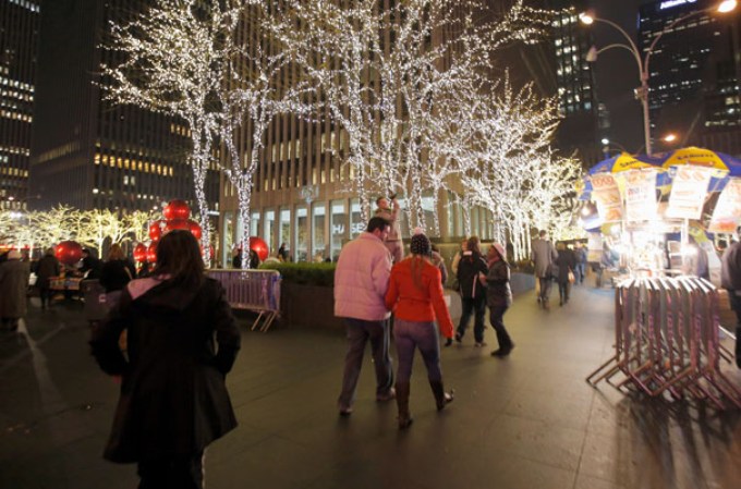 El calor de la navidad se dejó sentir en la Plaza Rockefeller de Nueva York, luego de que miles presenciaran el gran fiestón en la encendida del árbol navideño 2013.