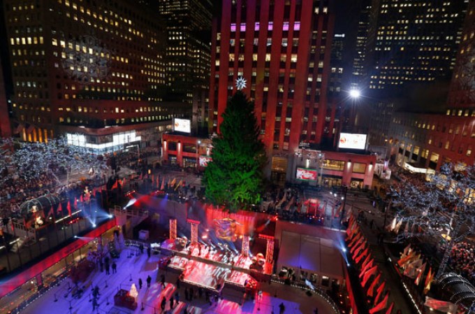 El calor de la navidad se dejó sentir en la Plaza Rockefeller de Nueva York, luego de que miles presenciaran el gran fiestón en la encendida del árbol navideño 2013.