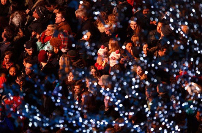 El calor de la navidad se dejó sentir en la Plaza Rockefeller de Nueva York, luego de que miles presenciaran el gran fiestón en la encendida del árbol navideño 2013.