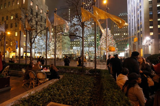El calor de la navidad se dejó sentir en la Plaza Rockefeller de Nueva York, luego de que miles presenciaran el gran fiestón en la encendida del árbol navideño 2013.