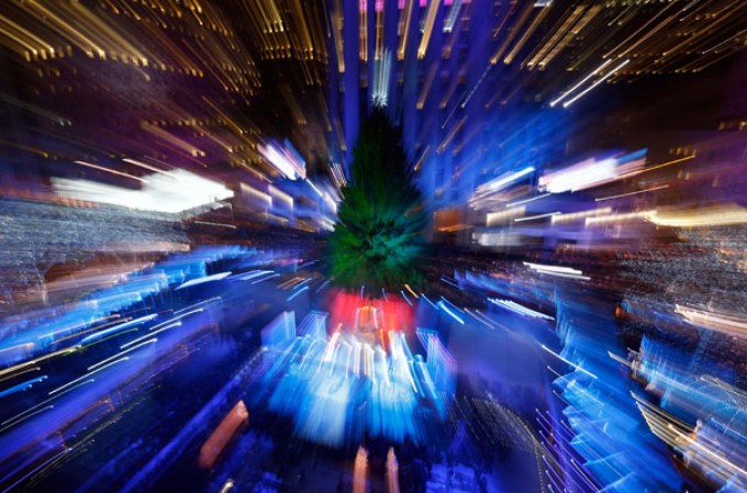 El calor de la navidad se dejó sentir en la Plaza Rockefeller de Nueva York, luego de que miles presenciaran el gran fiestón en la encendida del árbol navideño 2013.