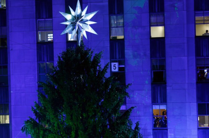 El calor de la navidad se dejó sentir en la Plaza Rockefeller de Nueva York, luego de que miles presenciaran el gran fiestón en la encendida del árbol navideño 2013.