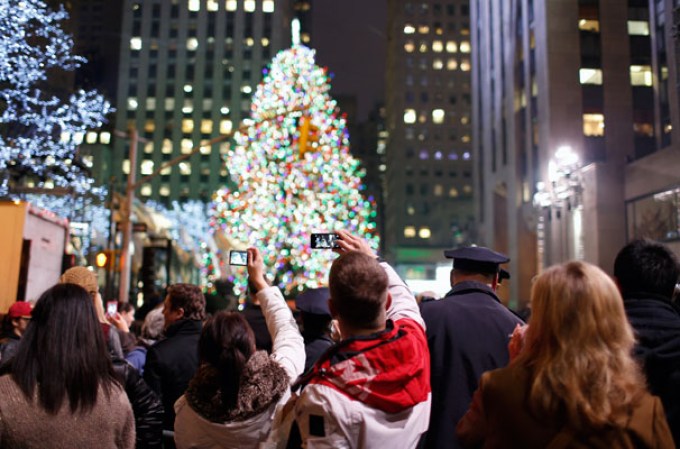El calor de la navidad se dejó sentir en la Plaza Rockefeller de Nueva York, luego de que miles presenciaran el gran fiestón en la encendida del árbol navideño 2013.