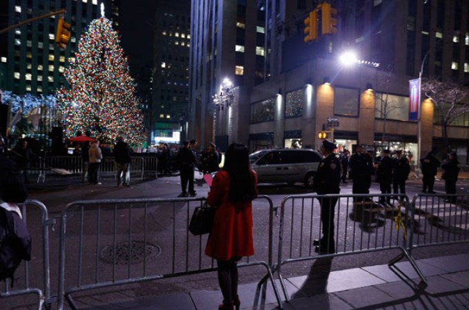 El calor de la navidad se dejó sentir en la Plaza Rockefeller de Nueva York, luego de que miles presenciaran el gran fiestón en la encendida del árbol navideño 2013.