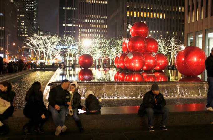 El calor de la navidad se dejó sentir en la Plaza Rockefeller de Nueva York, luego de que miles presenciaran el gran fiestón en la encendida del árbol navideño 2013.